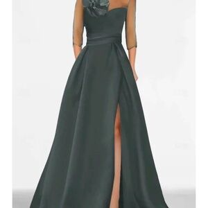 New with tags, never been worn.  Size 8 in Charcoal Grey from Mondressy.